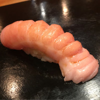 寿し処 寿々 - 12kgめじ大トロ。脂乗りよく、濃厚さはないけどまったりと絡みつく。口溶けいい脂で美味。皮ぎわのようだが筋などは当たらない。