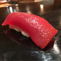 寿し処 寿々 - 180kg赤身。身質の細かさや抜ける香りは少ないが鉄分のこい味がする。酸味に満ちた味わい。