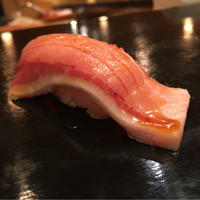 寿し処 寿々 - 九州の鰤トロ。酸味と脂が乗るが旨味がなく余韻が薄い。個体としては小さめか。