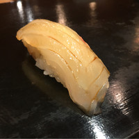 寿し処 寿々 - 真鯛一塩して3日。歯当たりは柔らかだが、身はブリっと跳ね返す弾力性を残す。弾力の後絡みつきがある。