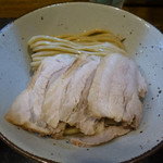 市川ウズマサ - 茹で豚に、几帳面さとセンスを感じる畳み方の麺