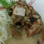 らーめん弥七 - 炒められたチャーシューはメチャ香ばしい