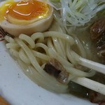 らーめん弥七 - モチモチの中太麺