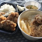 孤高のからあげ - お弁当類です。大ぶりのからあげがはいっています。スープは別売りで100円です。