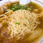 関東軒 - きらきらスープにこの平たい麺が美味いのです。