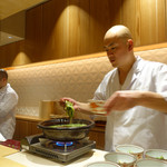 銀座 しのはら - 2017/1_熊鍋取り分ける篠原さん