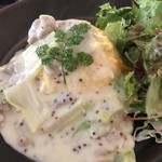 アリンコ モウ ダッシュ - 週替わりメニューの鶏肉と白菜のマスタードクリームオムライス