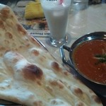 ナンハウス - ランチセット カレー1種類 ナン ラッシー サラダ付き