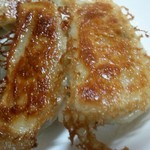 肉の青木 - 自宅で焼いた 光景 … 羽根つき餃子っぽくなった (^_^;)
             