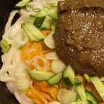 じゃじゃ麺と酒の肴 喜作 - 赤白じゃじゃ麺（特大・アップ）