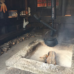 宿房 あそ - いらっしゃいませの囲炉裏が
      白岳の米焼酎が タダで飲めるんよ