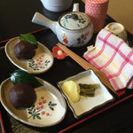 宿房 あそ - 部屋に案内されると
      ボタ餅が用意されてる