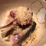 カモシヤ クスモト - シメサバ赤酢　へしこパウダー掛