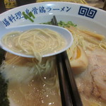 烏骨鶏ラーメン龍 - 細麺のしっかりとした歯ごたえのある麺とトンコツスープの相性がバッチリのラーメンです。
