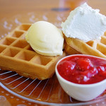 cafe Yummy Waffle - 自家製ストロベリーワッフル