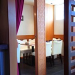 リム ロス タイ - ～リム ロス タイ～
      窓際のテーブル席より入り口付近のテーブル席を覗く