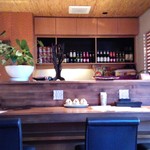 リム ロス タイ - ～リム ロス タイ～
      内装、テーブル席からカウンター席を覗く