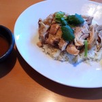 リム ロス タイ - ～リム ロス タイ～
      蒸し鳥肉のせご飯(カオマンガイ)
      ソースが辛い！