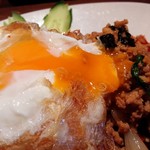 リム ロス タイ - ～リム ロス タイ～
                                鳥挽き肉バジル炒めご飯(ガパオ)
                                半熟卵がご飯の上に乗っています