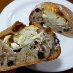 ＜2010年12月＞ブルーベリーとクランベリー入りのもっちりパンにたっぷりのクリームチーズ♪