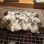 いろり庵 - サロマ産の牡蠣..昆布の上で焼きます