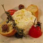 Cangrande Ristorante & Enoteca - Burrata (mozzarella and cream) with sliced Tomatoes, Olives and Pesto　　€16.50