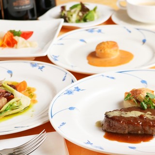 您可以在晚餐或午餐时随意享用正宗的法国料理套餐。