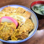 住よし料理店 - 懐かしい感じのカツ丼、味噌汁付き 