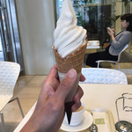 カフェ・ディ・フェスタ - ソフトクリーム（ライチ）のサイズの参考までに 2016/04/08