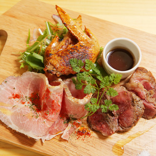 The hearty Meat Dishes and smoked dishes are recommended! The menu is rich in variety◎