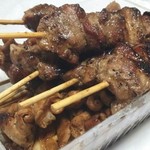 Miyako ya - ふわ 70円、白 110円、レバ 110円、かしら肉 110円、正肉 190円、ふわ2本、白3本、かしら肉3本、レバ4本、正肉4本の計16本を全てタレで、こんな感じで入っております(^-^)