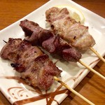 たこきち - 飲みすけセットの串3本(左から、ココロ、ズリ、ネック)。