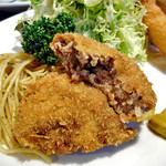 Gottsuo Ya - 「メンチカツと海老フライ定食」のメンチカツ