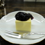 아카네야 커피텐 큐우도우점 - チーズケーキは濃厚で、お好きなジャムを乗せてくれます。これはブルベリーです。