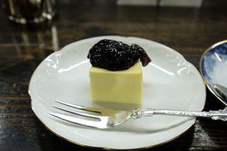 茜屋珈琲店 - チーズケーキは濃厚で、お好きなジャムを乗せてくれます。これはブルベリーです。