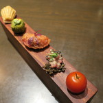 sincere - 5種のアミューズ：5つの味のトマト、イカ墨のおこげ 馬肉のタルタル、ビーツを練り込んだ猪ラグーのピロシキ、豚足のクロケット、ブーダンノワールのマドレーヌ1