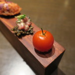 sincere - 5種のアミューズ：5つの味のトマト、イカ墨のおこげ 馬肉のタルタル、ビーツを練り込んだ猪ラグーのピロシキ、豚足のクロケット、ブーダンノワールのマドレーヌ2