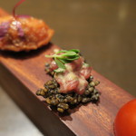 sincere - 5種のアミューズ：5つの味のトマト、イカ墨のおこげ 馬肉のタルタル、ビーツを練り込んだ猪ラグーのピロシキ、豚足のクロケット、ブーダンノワールのマドレーヌ3