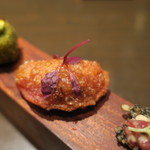 sincere - 5種のアミューズ：5つの味のトマト、イカ墨のおこげ 馬肉のタルタル、ビーツを練り込んだ猪ラグーのピロシキ、豚足のクロケット、ブーダンノワールのマドレーヌ4