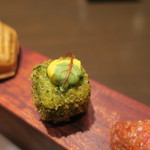 sincere - 5種のアミューズ：5つの味のトマト、イカ墨のおこげ 馬肉のタルタル、ビーツを練り込んだ猪ラグーのピロシキ、豚足のクロケット、ブーダンノワールのマドレーヌ5