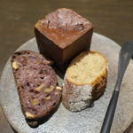 sincere - 自家製パン：しんしあブリオッシュ、ポルチーニのバゲット、ワインを練り込んだレーズンとクルミのパン、グリーンオリーブのフォカッチャ2