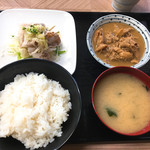 かしわ屋 - 本日の選べる定食  500円  もつ煮と豚しゃぶ（ねぎ塩のせ）