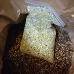 蕎麦処つゆ下梅の花 - 蕎麦の実。青い種類も。