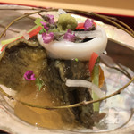 銀座 しのはら - 上に環柳を乗せて。少量の液体で蒸し煮にしたという蝦夷鮑の香りと食感はゼラチン質は無いもののいい感じ。紫うにも渋みなく綺麗な味で美味。