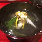 銀座 しのはら - 蟹の真薯繋ぎはごく少量で、上に餅、松葉柚子
      金箔、鰹と2種の昆布で引いた一番出汁
      