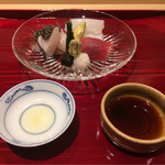 銀座 しのはら - 120kg大間赤身、藁で炙った鰆にオシェトラキャビアを乗せて酢橘で、寝かせないハリイカ。
      今回の鰆は炙りの香り穏やかでイカの邪魔にならずいい風味。