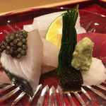銀座 しのはら - 鰆の上品な脂が活性化されスーッと溶けとても美味。キャビアオシェトラも合わせて良い味。墨烏賊も包丁で甘みを出し美味しい。大間まぐろはすこし水っぽく温度管理は完璧ながらも旨味にかける。