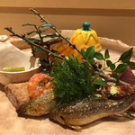 銀座 しのはら - 子持ち本モロコは不漁で天然が入らずとの事。身の厚みも2cm程もあるものを30分かけてジューシーに骨まで柔らかに焼き上げる。やっぱり繊細な旨味は最高！青海鼠も張った出汁と大根の甘みのバランスが美味。