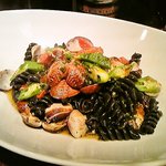 イタリアン レストラン ピンナピンナ - アサリとオクラのフレッシュトマトソース・イカスミ入りフジッリな〜う。アサリだけにあっさりしてて、うんまーい♪ 