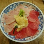 磯丸水産 - マグロ２色丼　751円